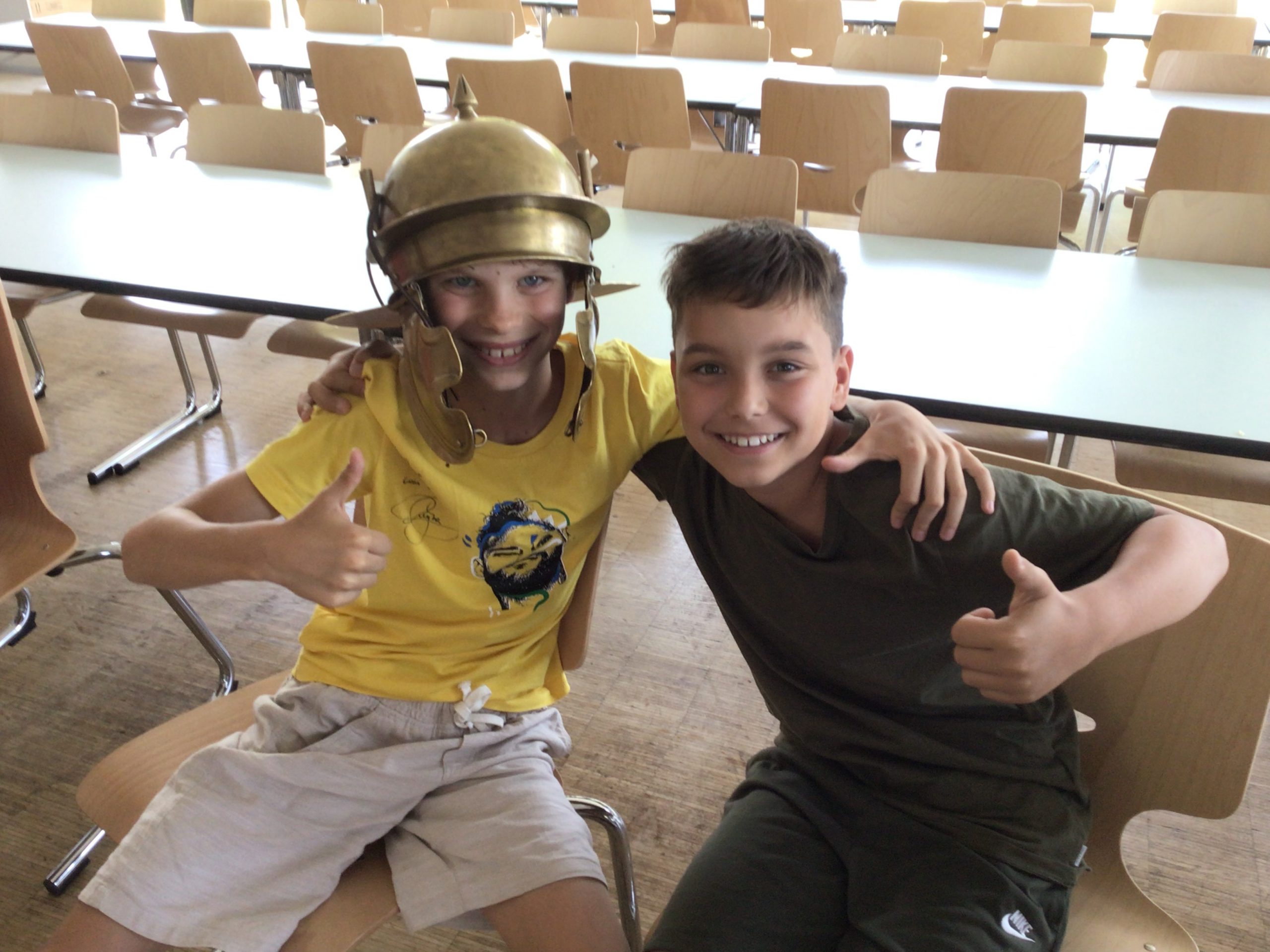 Schon Mal Nüchtern Auf Einer Koksparty Gewesen Römischer Legionär “entführte” die 6. Klassen in den Alltag des